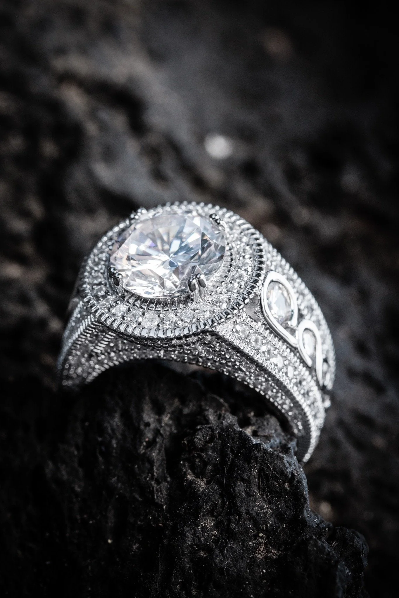 Brilliant-Cut Signet Ring - Image 6